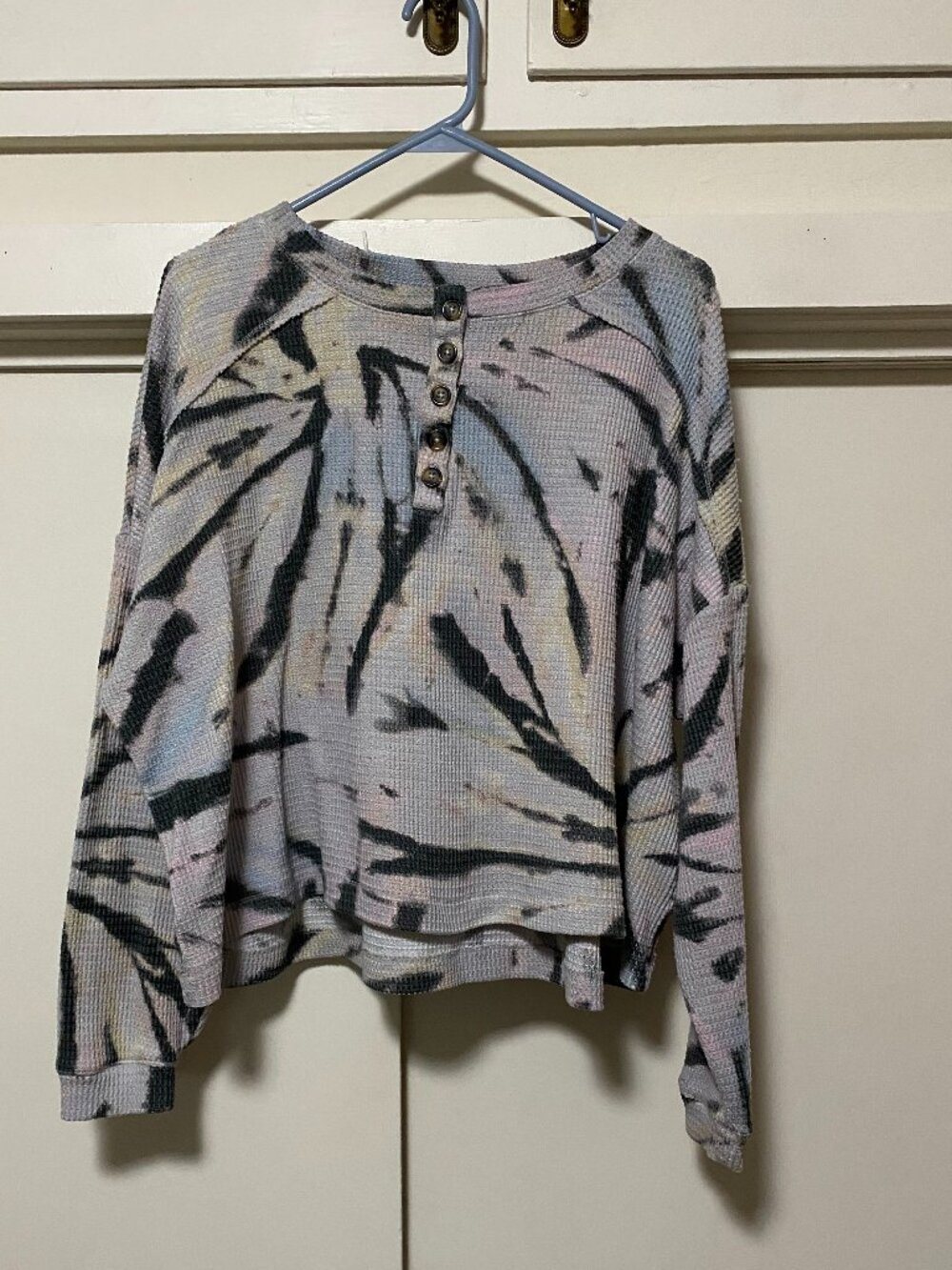 WARM, COZY, SOFT & TIE DYE, SO, 5 button top, tie dye crop, size XL